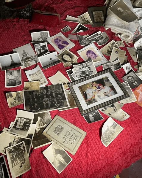 Особисті фотографії та документи, знайдені в покинутому будинку Старі сімейні фотографії та документи, розкидані на ліжку в покинутому будинку